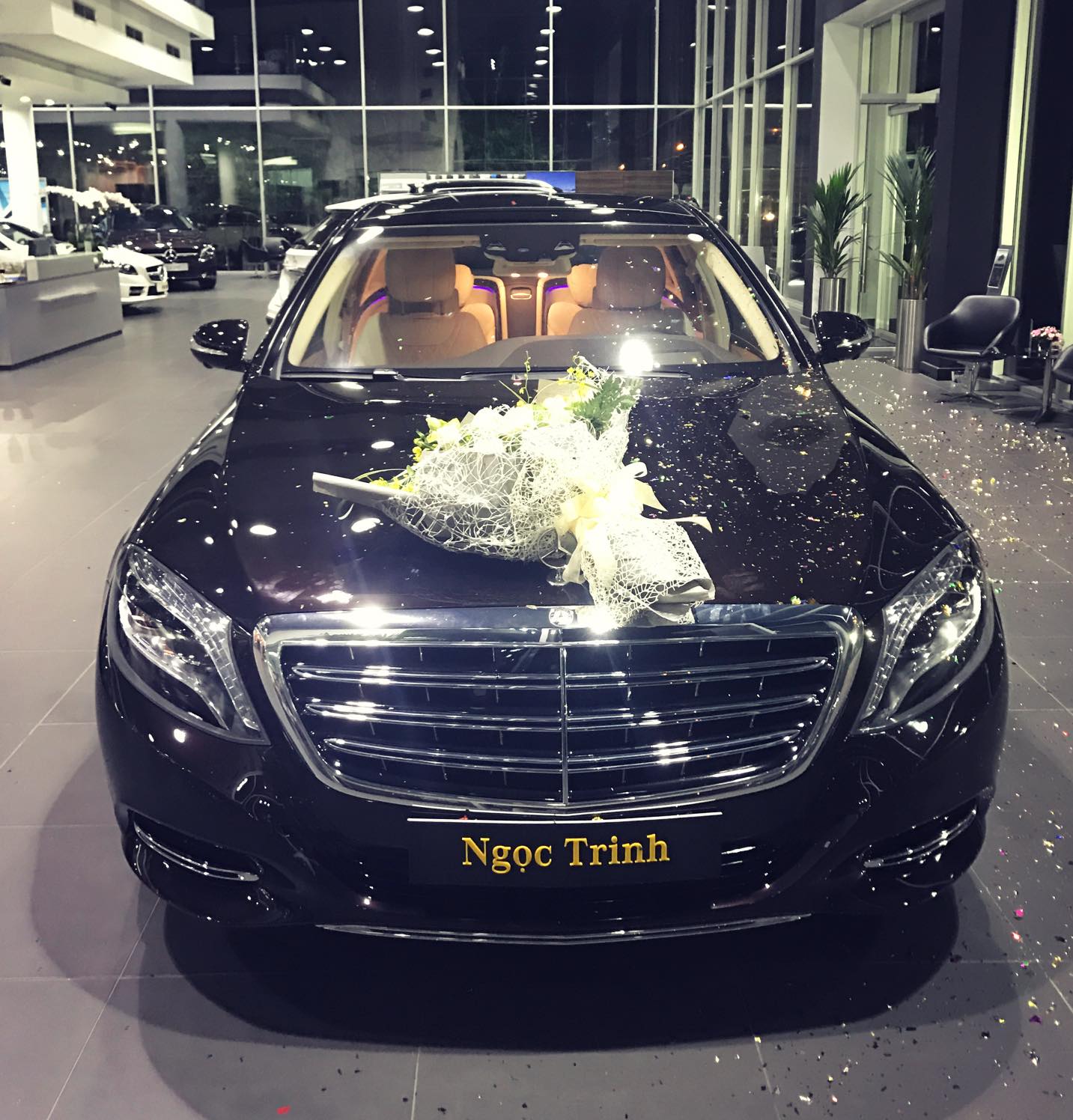 Ngọc Trinh mua Mercedes S500 Maybach 12 tỷ đồng