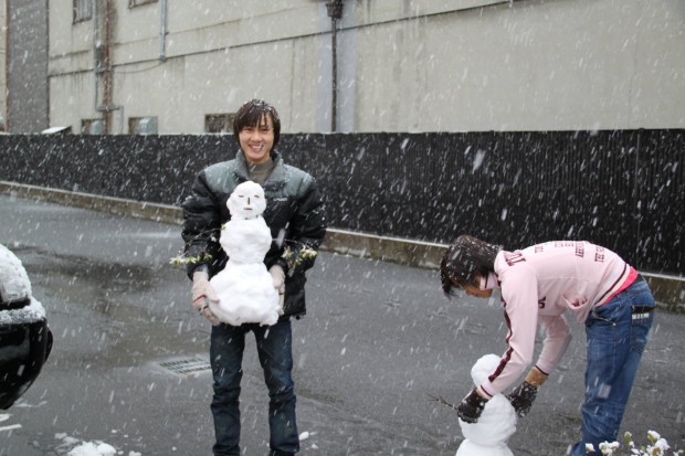 Cơ hội trải nghiệm bộ môn nghệ thuật trượt tuyết và đắp người tuyết ngay tại Hồ Gươm