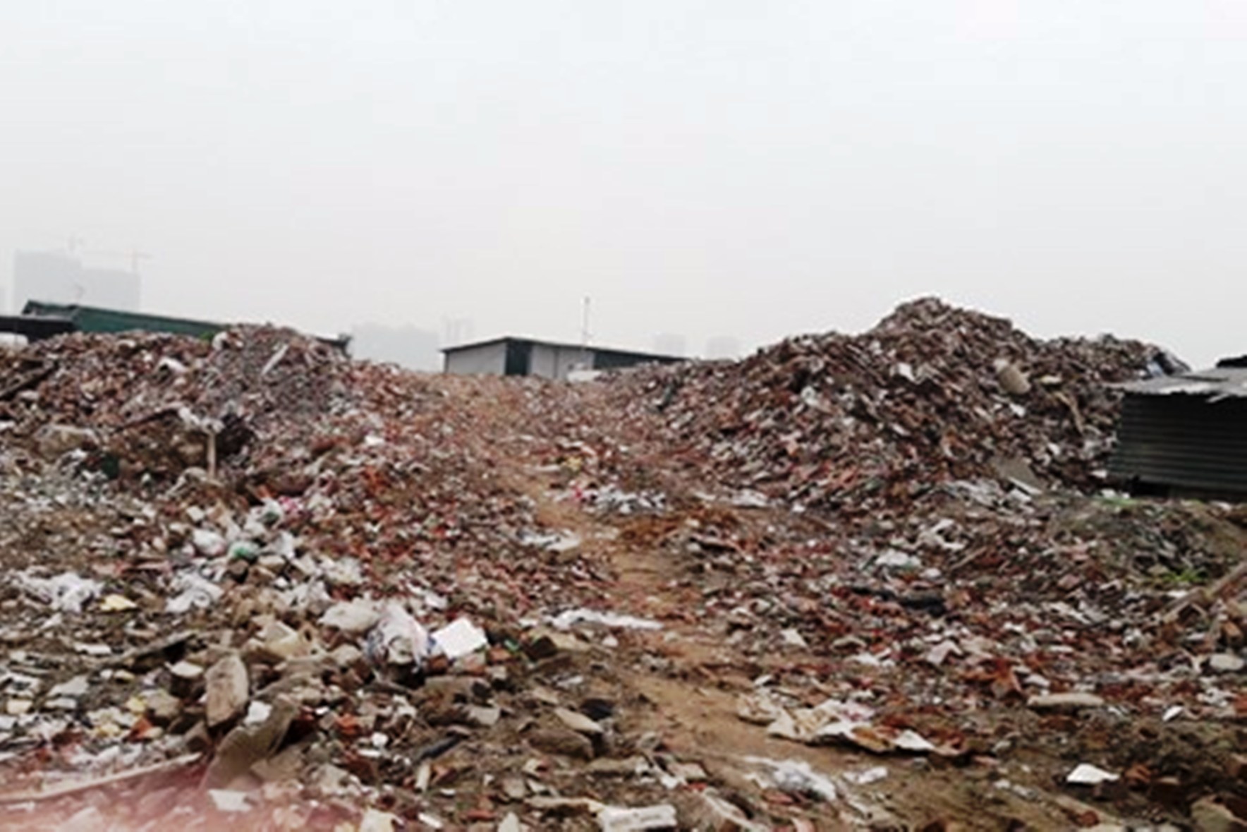 Tái diễn nạn đổ trộm rác, phế thải xây dựng tại Hà Nội