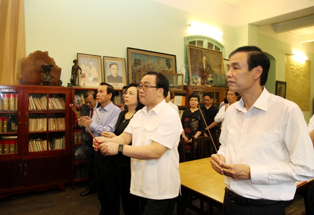 Đoàn lãnh đạo TP Hà Nội dâng hương tưởng nhớ Tổng Bí thư Lê Duẩn