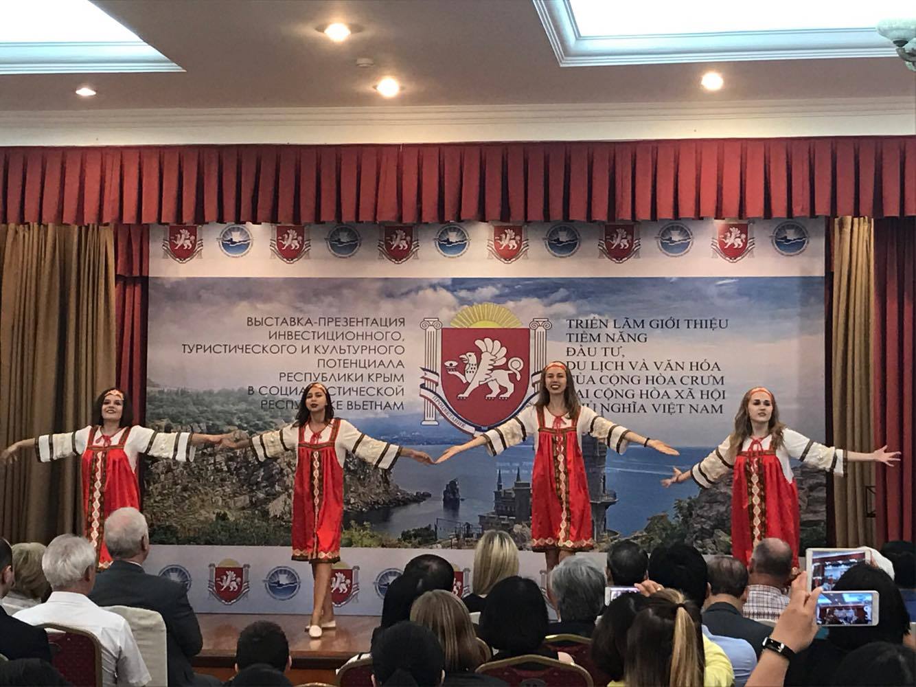 Khai mạc triển lãm tranh “Nét đẹp Crưm” tại Hà Nội