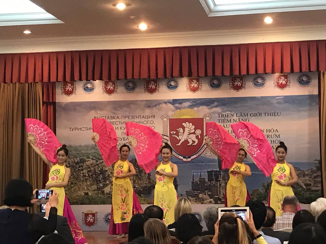 Khai mạc triển lãm tranh “Nét đẹp Crưm” tại Hà Nội