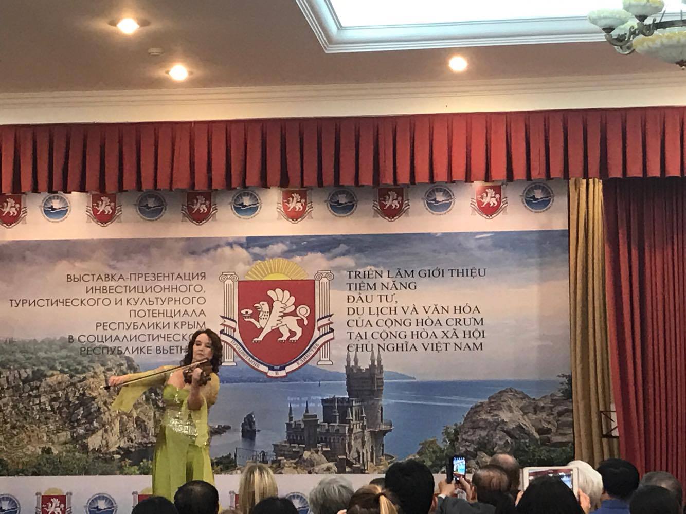 Khai mạc triển lãm tranh “Nét đẹp Crưm” tại Hà Nội