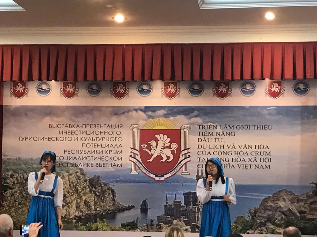 Khai mạc triển lãm tranh “Nét đẹp Crưm” tại Hà Nội