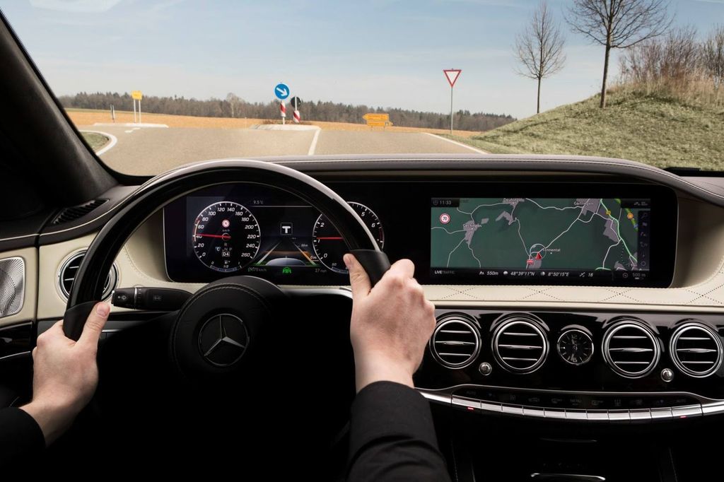 S-Class mới hé lộ bảng điều khiển và tính năng trợ lái thông minh