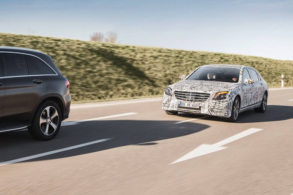 S-Class mới hé lộ bảng điều khiển và tính năng trợ lái thông minh