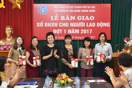 BHXH quận Thanh Xuân: Bàn giao sổ BHXH cho người lao động đợt I