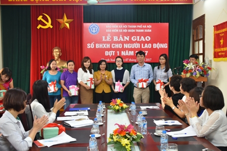 BHXH quận Thanh Xuân: Bàn giao sổ BHXH cho người lao động đợt I