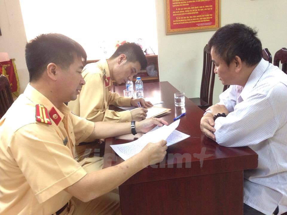 Hà Nội: Tài xế xe biển xanh đi ngược chiều trên cầu Nhật Tân ra trình diện