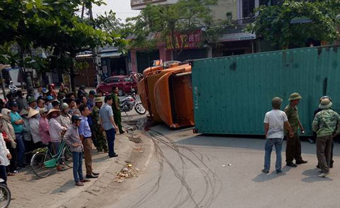 Nam Định: Xe container lật đè lê xe con, 2 người trong xe tử vong