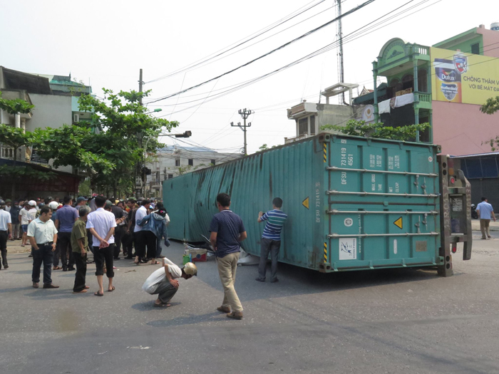 Nam Định: Xe container lật đè lê xe con, 2 người trong xe tử vong