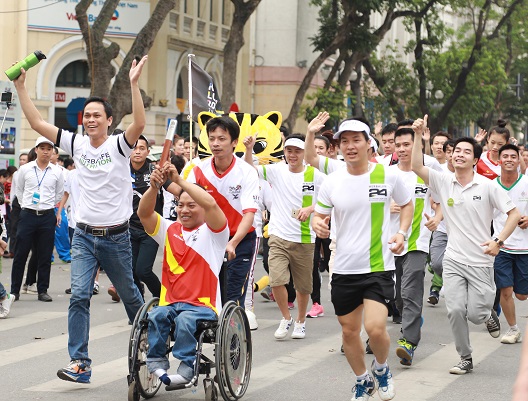 1.600 người chạy tiếp sức hưởng ứng SEA Games và Para Games 2017 tại Hà Nội