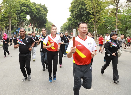 1.600 người chạy tiếp sức hưởng ứng SEA Games và Para Games 2017 tại Hà Nội