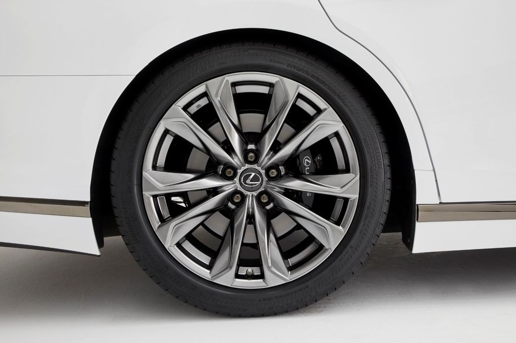 Chi tiết Lexus LS 500 F Sport vừa ra mắt tại Triển lãm ô tô Quốc tế New York