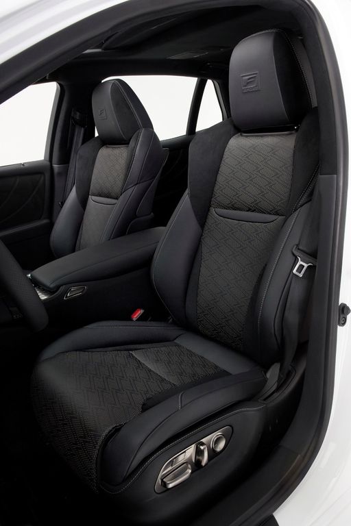 Chi tiết Lexus LS 500 F Sport vừa ra mắt tại Triển lãm ô tô Quốc tế New York