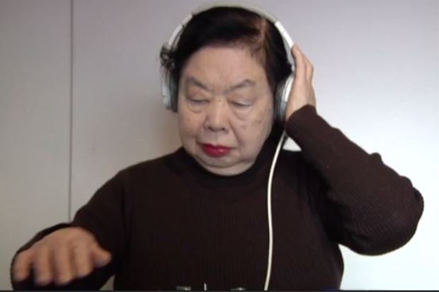 DJ 82 tuổi làm say đắm đám đông tại các câu lạc bộ ở Tokyo – Nhật Bản