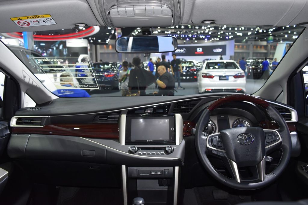 Chi tiết Toyota Innova Crysta trưng bày tại Triển lãm ô tô BIMS 2017