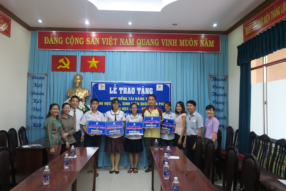 Tập đoàn Berjaya và Berjaya Gia Thịnh trao 5 suất học bổng đến HS- SV nghèo hiếu học tại quận Tân Phú