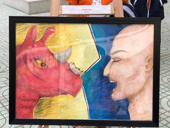 Học sinh chuyên Ngoại ngữ tuyên truyền giảm nhu cầu sử dụng sừng tê giác qua tranh