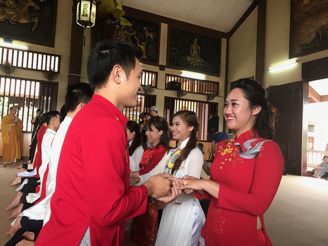 Gắn kết các cặp đôi trẻ bằng lễ cưới Hằng Thuận