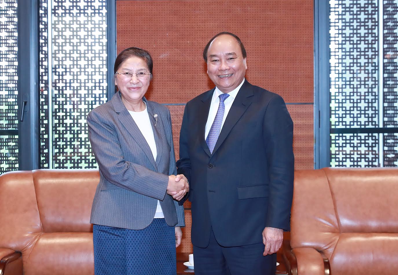 Thủ tướng Nguyễn Xuân Phúc tiếp Chủ tịch Quốc hội Lào Pany Yathotou