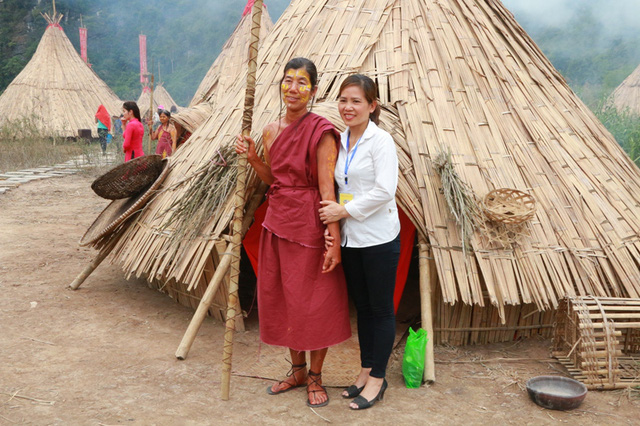 Du khách thích thú tour làm thổ dân trên “đảo đầu lâu” ở Ninh Bình