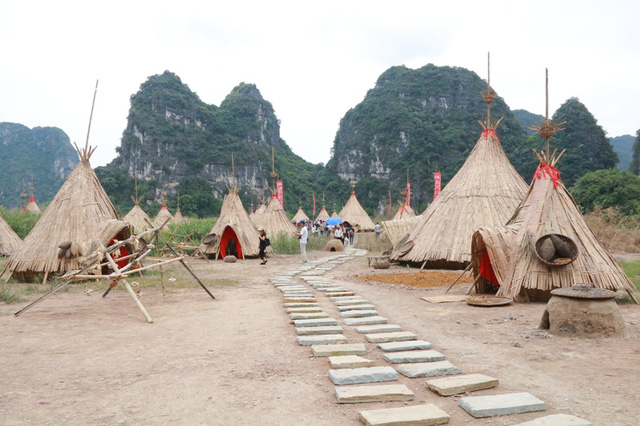 Du khách thích thú tour làm thổ dân trên “đảo đầu lâu” ở Ninh Bình