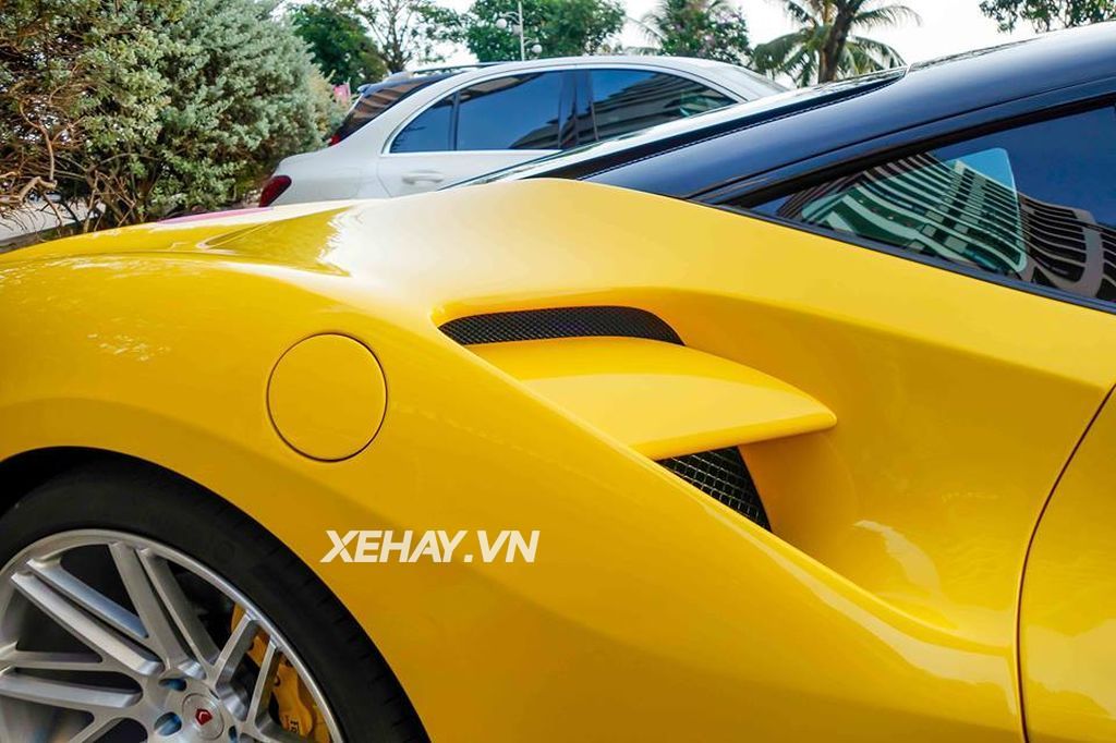C­ường Đô La bất ngờ bổ sung Ferrari 488 GTB màu vàng vào dàn 
