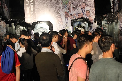 SVĐ Hàng Đẫy thành “chào lửa” giữa trời mưa đón huyền thoại Clarence Seedorf mang cúp C1 đến Hà Nội