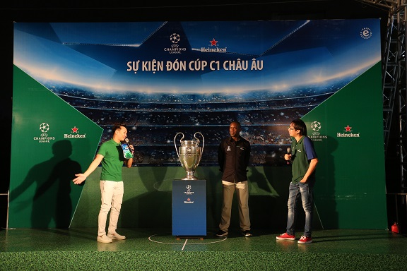 SVĐ Hàng Đẫy thành “chào lửa” giữa trời mưa đón huyền thoại Clarence Seedorf mang cúp C1 đến Hà Nội