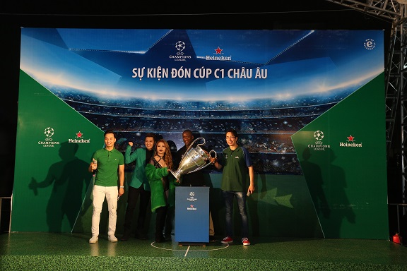 SVĐ Hàng Đẫy thành “chào lửa” giữa trời mưa đón huyền thoại Clarence Seedorf mang cúp C1 đến Hà Nội