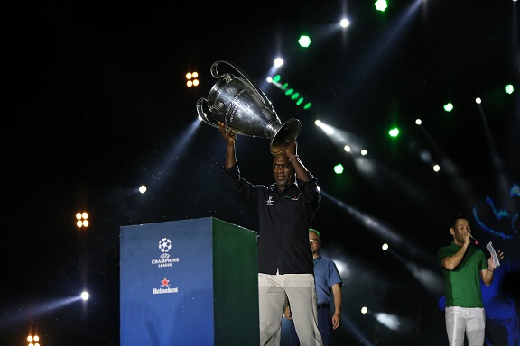 SVĐ Hàng Đẫy thành “chào lửa” giữa trời mưa đón huyền thoại Clarence Seedorf mang cúp C1 đến Hà Nội