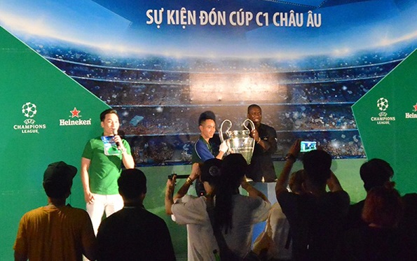SVĐ Hàng Đẫy thành “chào lửa” giữa trời mưa đón huyền thoại Clarence Seedorf mang cúp C1 đến Hà Nội
