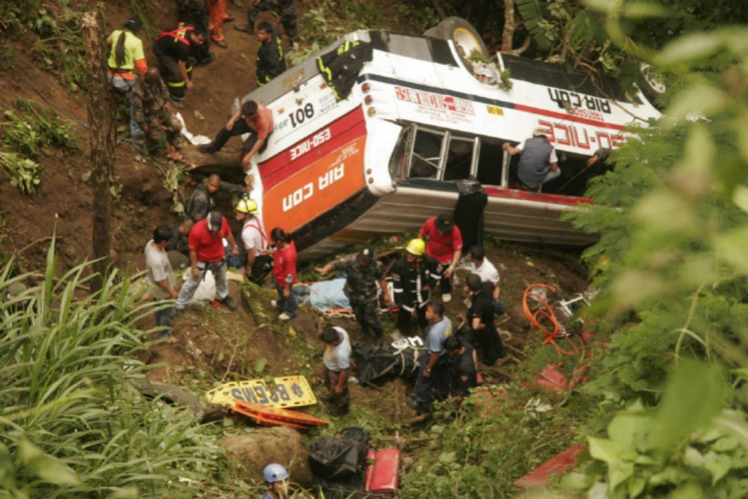 Xe buýt tại Philippines đã lao xuống vực sâu khiến 25 người chết