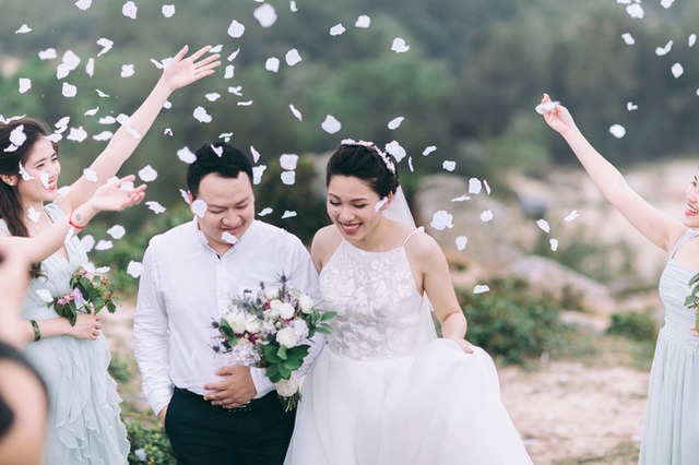 Trọn bộ ảnh cưới tái hiện lại các đám cưới Việt Nam 100 năm qua gây sốt cộng đồng mạng