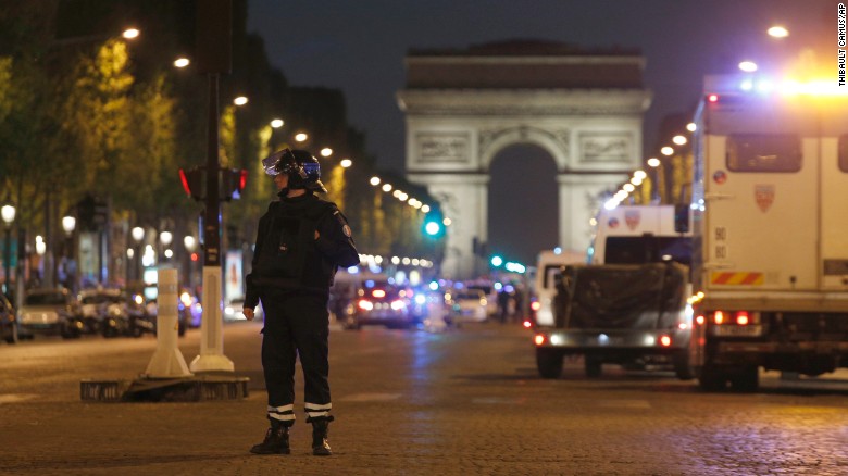 IS xả súng ở Paris, một cảnh sát thiệt mạng