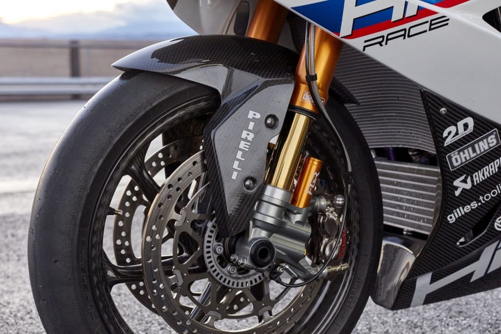Chiêm ngưỡng hàng hiếm - siêu mô tô “handmade” BMW Motorrad HP4 Race 2017