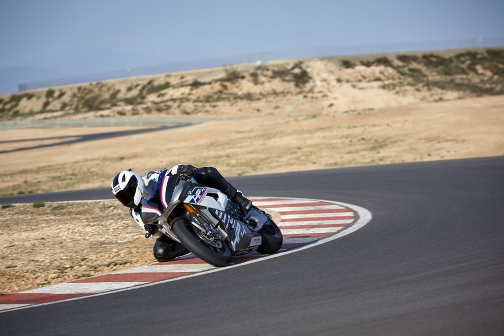 Chiêm ngưỡng hàng hiếm - siêu mô tô “handmade” BMW Motorrad HP4 Race 2017