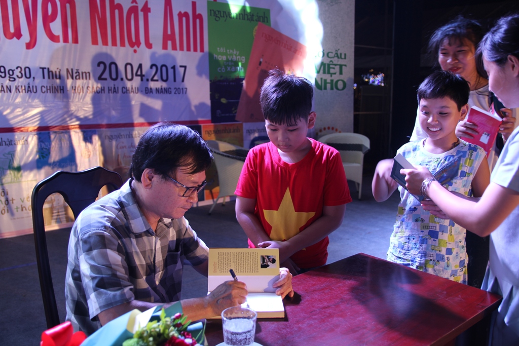 Độc giả bật khóc trong buổi giao lưu với nhà văn Nguyễn Nhật Ánh