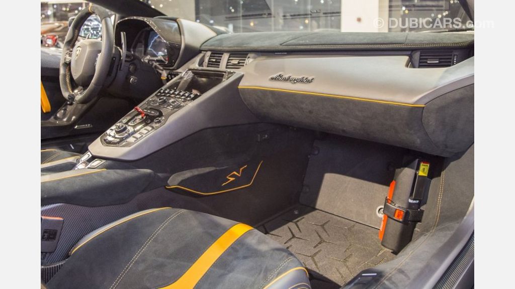 Lamborghini Aventador SV mui trần được rao bán ở Dubai với giá 13 tỷ VNĐ