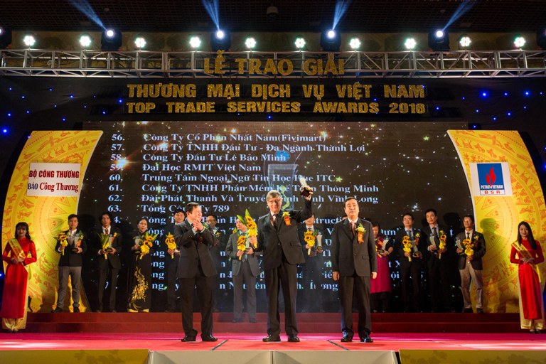 RMIT nhận Giải thưởng Thương mại dịch vụ Việt Nam 2017