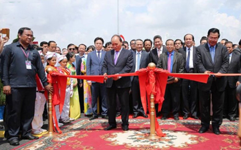 Thủ tướng Nguyễn Xuân Phúc dự khánh thành cầu nối hai tỉnh của Việt Nam và Campuchia