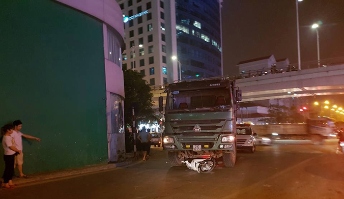 Hà Nội: Cô gái trẻ bị xe tải cán chết thương tâm ngay cạnh tòa nhà Lotte