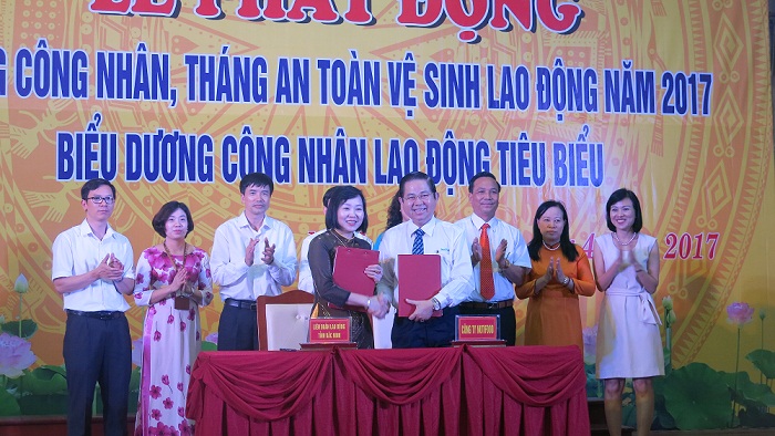 NutiFood bán hàng giảm giá và tặng học bổng cho công nhân Bắc Ninh