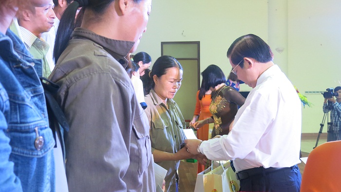 NutiFood bán hàng giảm giá và tặng học bổng cho công nhân Bắc Ninh