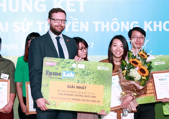 Sinh viên Đại học Oxford tại Việt Nam trở thành quán quân Việt Nam của FameLab 2017.