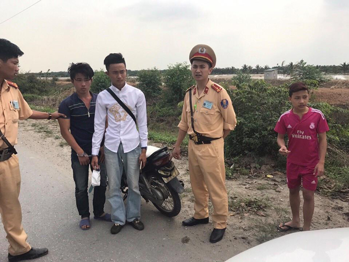 Quảng Ninh: CSGT bắt gọn hai đối tượng cướp điện thoại của học sinh