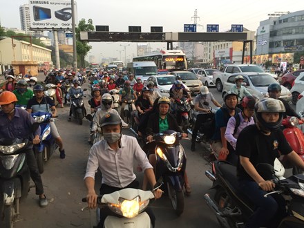 Người dân rời Hà Nội nghỉ lễ, cửa ngõ Thủ đô tê liệt