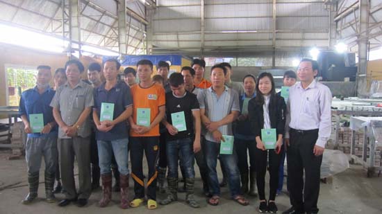 BHXH huyện Thạch Thất bàn giao sổ BHXH cho người lao động