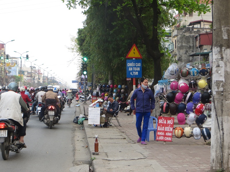 Bài 2: “Đội quân” hàng rong, trà đá kiếm lợi từ không gian chung